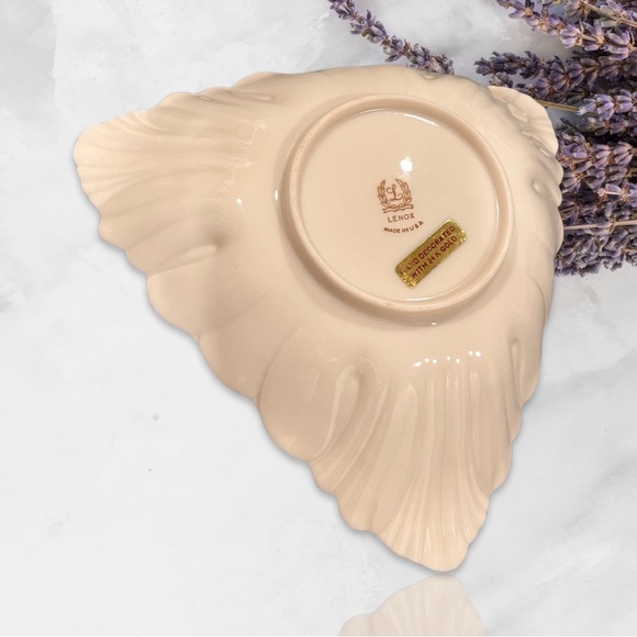 Lenox Triad Collection Gilded Embossed Ivory with 24 K gold trim. - Picture 4 of 4